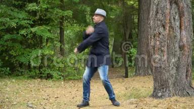 一个戴着帽子和外套的商人在树林里快乐地扭动着双手